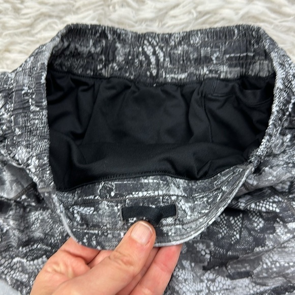 Lululemon Hotty Hot Short II *2.5" Masked Lace Starlight Black - Picture 2 of 6